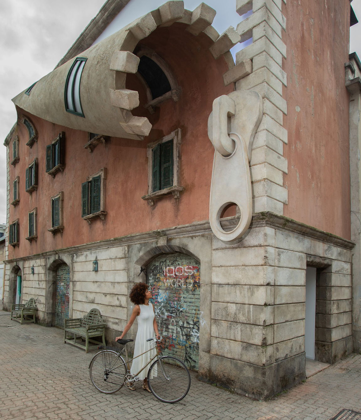 A Sprinkle Of Night And A Spoonful Of Light by Alex Chinneck.  © Marc Wilmot